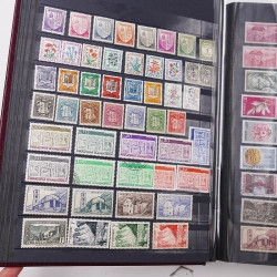 Lot de timbres d'Europe neufs et oblitérés en un album cuir.