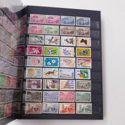 Lot de timbres d'Europe neufs et oblitérés en un album cuir.
