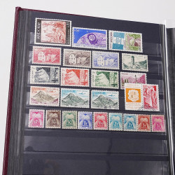 Lot de timbres d'Europe neufs et oblitérés en un album cuir.