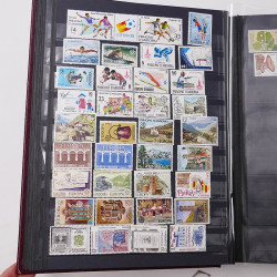 Lot de timbres d'Europe neufs et oblitérés en un album cuir.