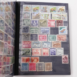 Lot de timbres d'Europe neufs et oblitérés en un album cuir.