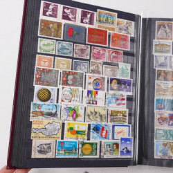 Lot de timbres d'Europe neufs et oblitérés en un album cuir.