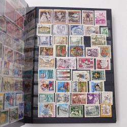 Lot de timbres d'Europe neufs et oblitérés en un album cuir.