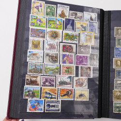 Lot de timbres d'Europe neufs et oblitérés en un album cuir.