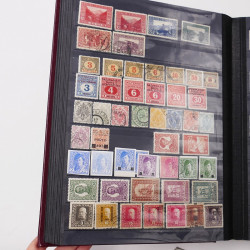 Lot de timbres d'Europe neufs et oblitérés en un album cuir.