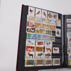 Lot de timbres d'Europe neufs et oblitérés en un album cuir.
