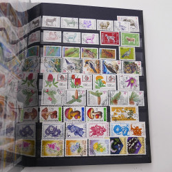 Lot de timbres d'Europe neufs et oblitérés en un album cuir.