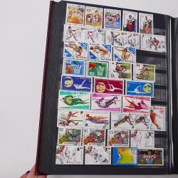 Lot de timbres d'Europe neufs et oblitérés en un album cuir.