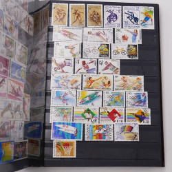 Lot de timbres d'Europe neufs et oblitérés en un album cuir.