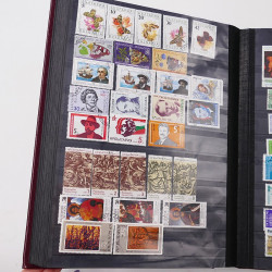 Lot de timbres d'Europe neufs et oblitérés en un album cuir.
