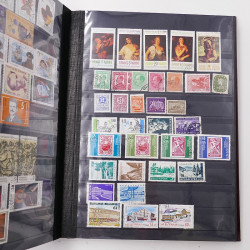 Lot de timbres d'Europe neufs et oblitérés en un album cuir.