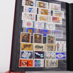 Lot de timbres d'Europe neufs et oblitérés en un album cuir.