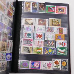 Lot de timbres d'Europe neufs et oblitérés en un album cuir.