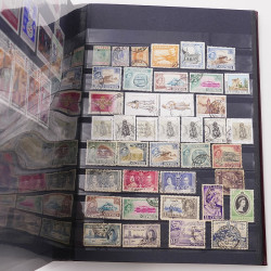 Lot de timbres d'Europe neufs et oblitérés en un album cuir.