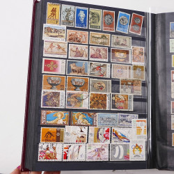 Lot de timbres d'Europe neufs et oblitérés en un album cuir.