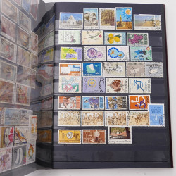 Lot de timbres d'Europe neufs et oblitérés en un album cuir.