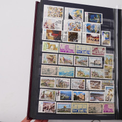 Lot de timbres d'Europe neufs et oblitérés en un album cuir.