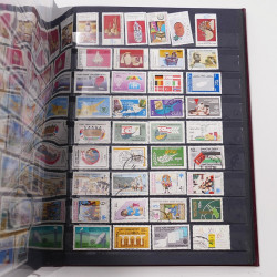 Lot de timbres d'Europe neufs et oblitérés en un album cuir.