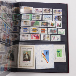 Lot de timbres d'Europe neufs et oblitérés en un album cuir.