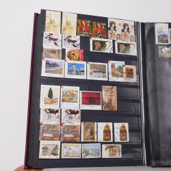 Lot de timbres d'Europe neufs et oblitérés en un album cuir.