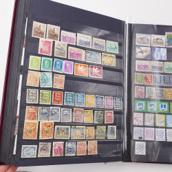 Lot de timbres d'Europe neufs et oblitérés en un album cuir.