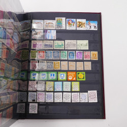 Lot de timbres d'Europe neufs et oblitérés en un album cuir.