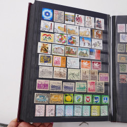 Lot de timbres d'Europe neufs et oblitérés en un album cuir.