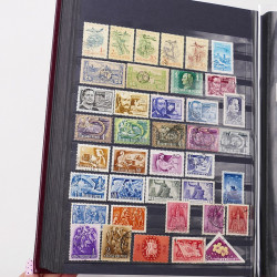 Lot de timbres d'Europe neufs et oblitérés en un album cuir.