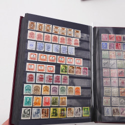 Lot de timbres d'Europe neufs et oblitérés en un album cuir.