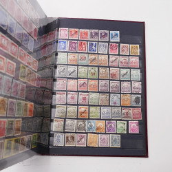 Lot de timbres d'Europe neufs et oblitérés en un album cuir.