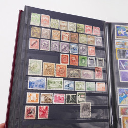 Lot de timbres d'Europe neufs et oblitérés en un album cuir.