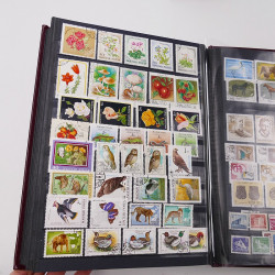 Lot de timbres d'Europe neufs et oblitérés en un album cuir.
