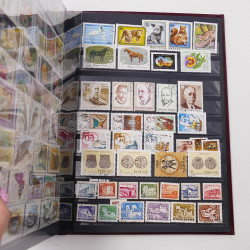 Lot de timbres d'Europe neufs et oblitérés en un album cuir.