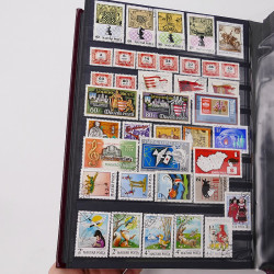 Lot de timbres d'Europe neufs et oblitérés en un album cuir.