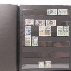 Lot de timbres de Cameroun Français neufs et oblitérés en deux albums.