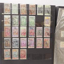 Lot de timbres de Cameroun Français neufs et oblitérés en deux albums.