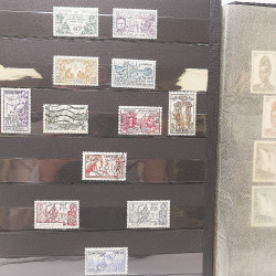 Lot de timbres de Cameroun Français neufs et oblitérés en deux albums.