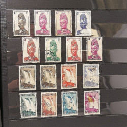 Lot de timbres de Cameroun Français neufs et oblitérés en deux albums.