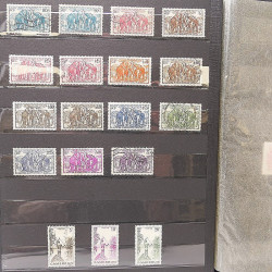 Lot de timbres de Cameroun Français neufs et oblitérés en deux albums.