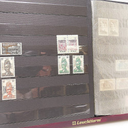 Lot de timbres de Cameroun Français neufs et oblitérés en deux albums.