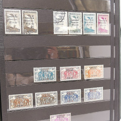 Lot de timbres de Cameroun Français neufs et oblitérés en deux albums.