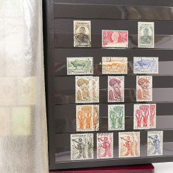 Lot de timbres de Cameroun Français neufs et oblitérés en deux albums.