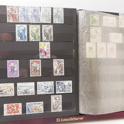 Lot de timbres de Cameroun Français neufs et oblitérés en deux albums.