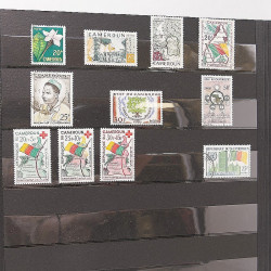 Lot de timbres de Cameroun Français neufs et oblitérés en deux albums.