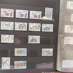 Lot de timbres de Cameroun Français neufs et oblitérés en deux albums.