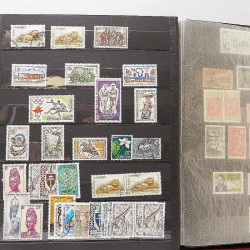 Lot de timbres de Cameroun Français neufs et oblitérés en deux albums.