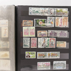 Lot de timbres de Cameroun Français neufs et oblitérés en deux albums.