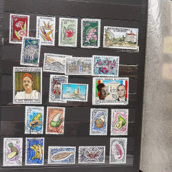 Lot de timbres de Cameroun Français neufs et oblitérés en deux albums.