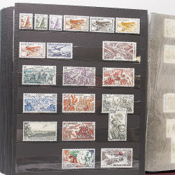 Lot de timbres de Cameroun Français neufs et oblitérés en deux albums.