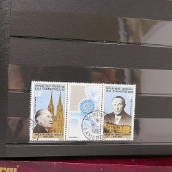 Lot de timbres de Cameroun Français neufs et oblitérés en deux albums.